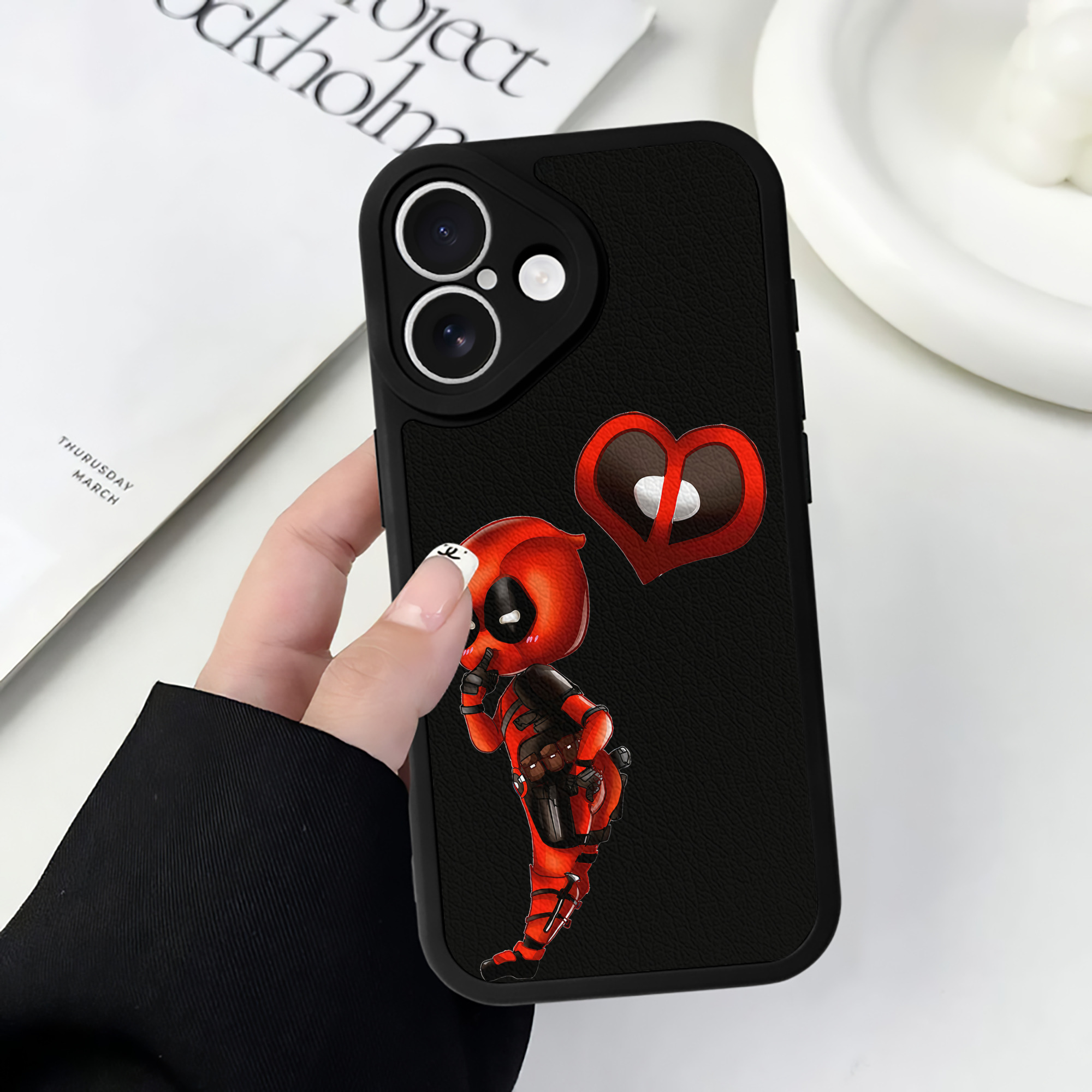 （画像用） Deadpool デッドプール 【iPhone 16シリーズ対応】シリコンスマホケース（レザー調） 材質：シリコン